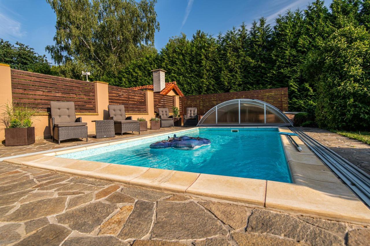 Villa With Pool & Sauna In Beer Village Velké Popovice Buitenkant foto