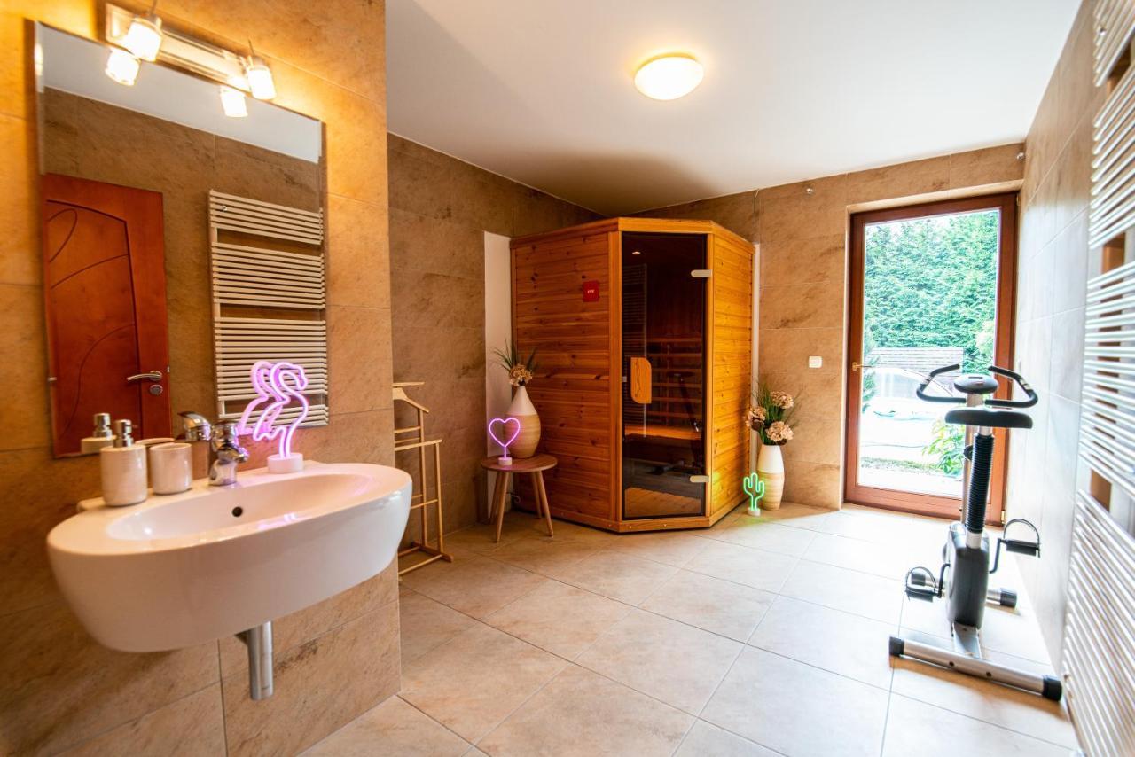 Villa With Pool & Sauna In Beer Village Velké Popovice Buitenkant foto