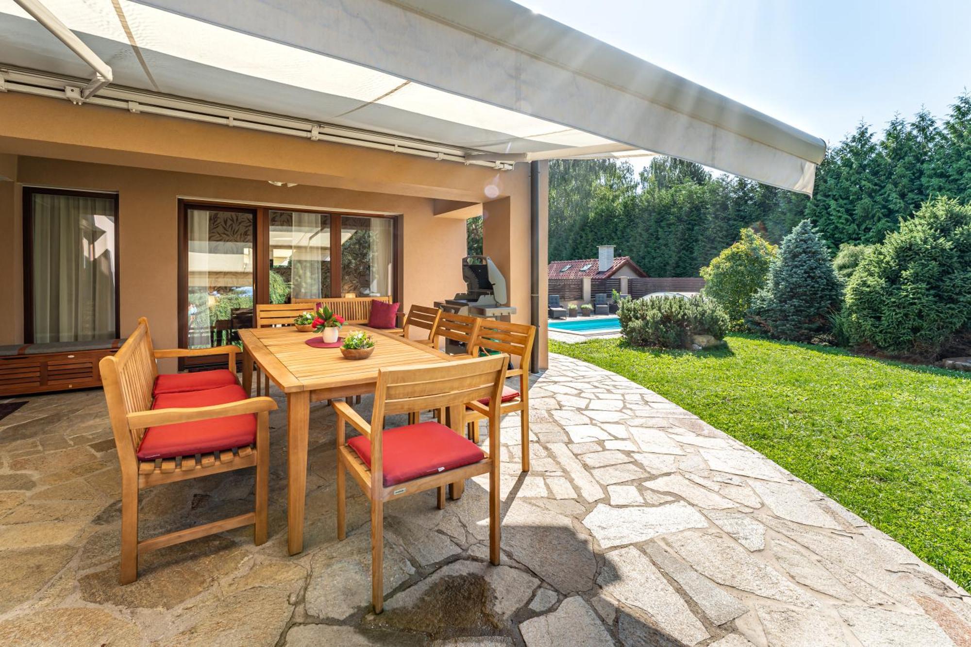 Villa With Pool & Sauna In Beer Village Velké Popovice Buitenkant foto