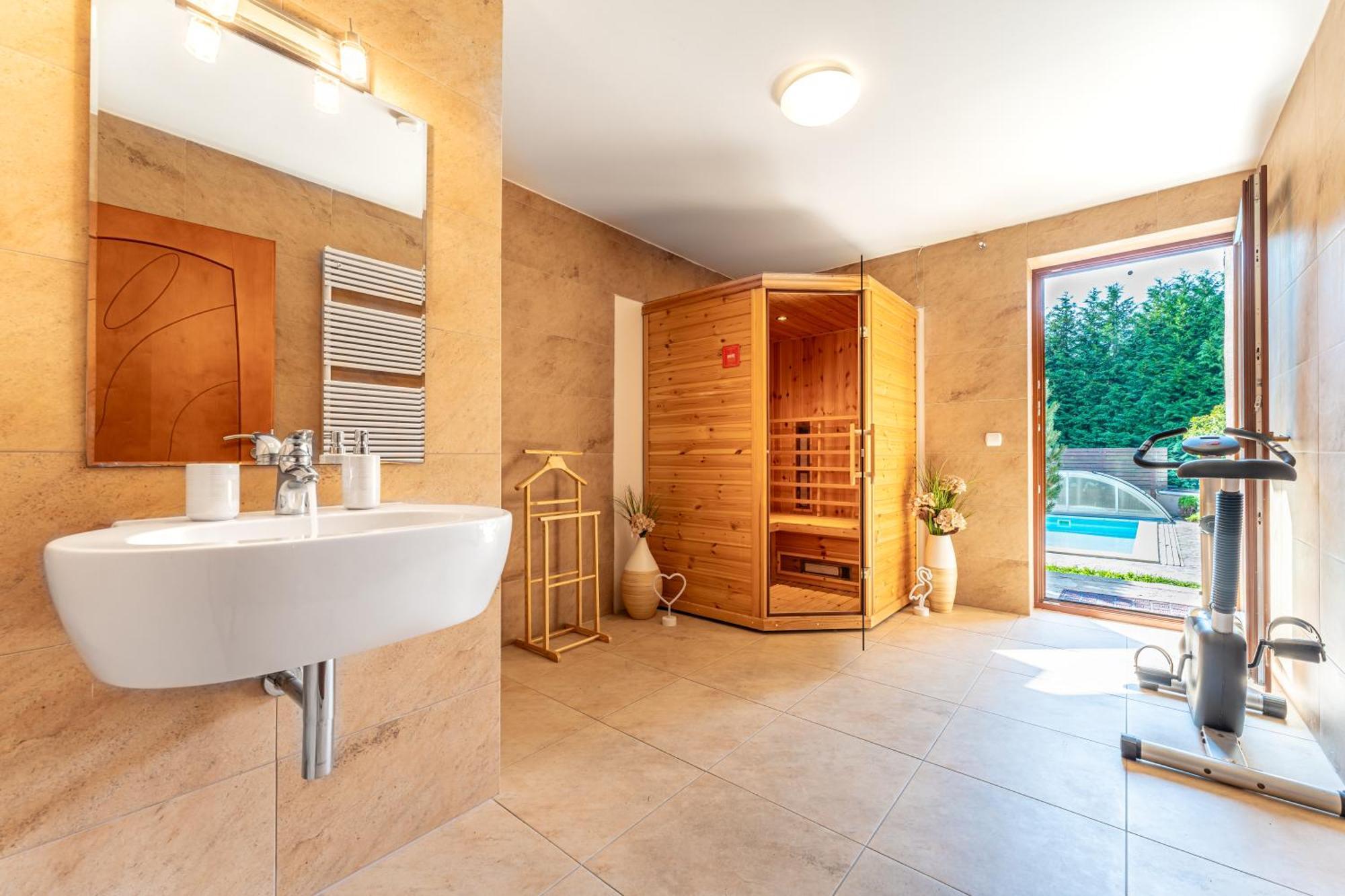 Villa With Pool & Sauna In Beer Village Velké Popovice Buitenkant foto